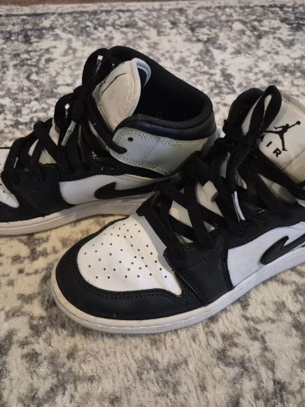 Nike Air Jordan 1 Mid Shoes Kids Size 5Y